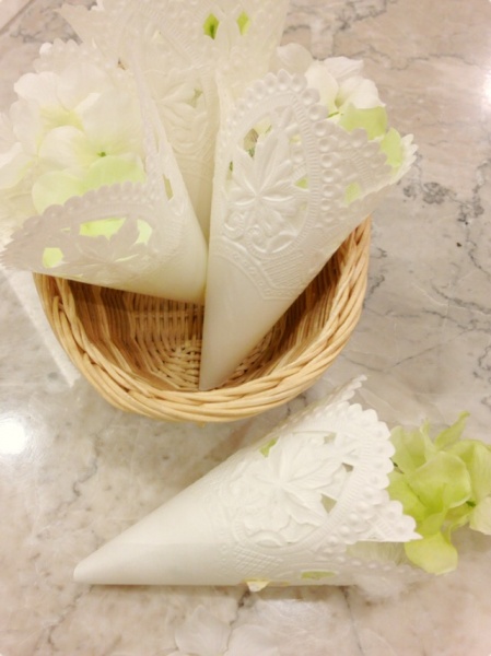 チャペル挙式の必須アイテム フラワーコーンで退場シーンを彩って スタッフブログ 山形県鶴岡市の結婚式場 ベルナール鶴岡