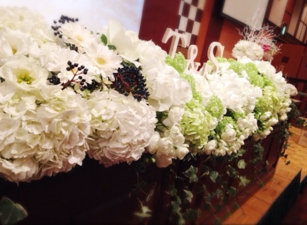 メインテーブル 白 装花